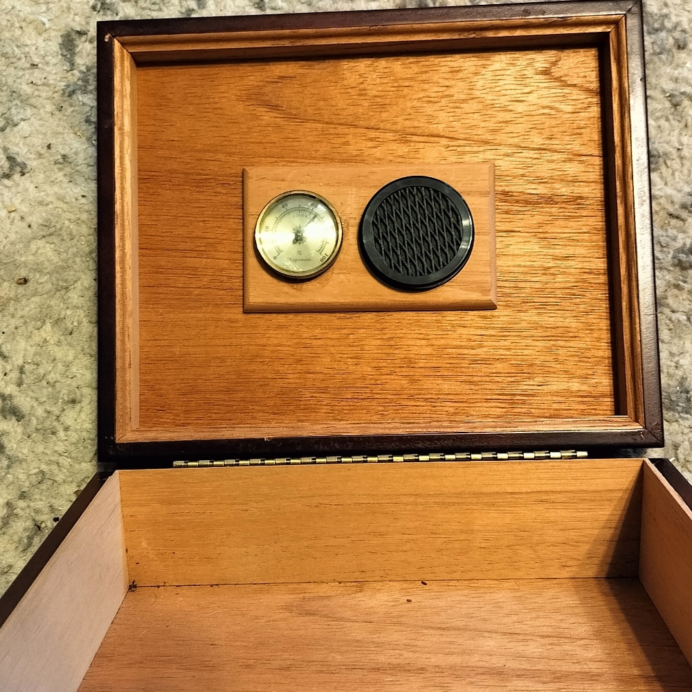 Wood Box/Humidor - Picture 4 of 4